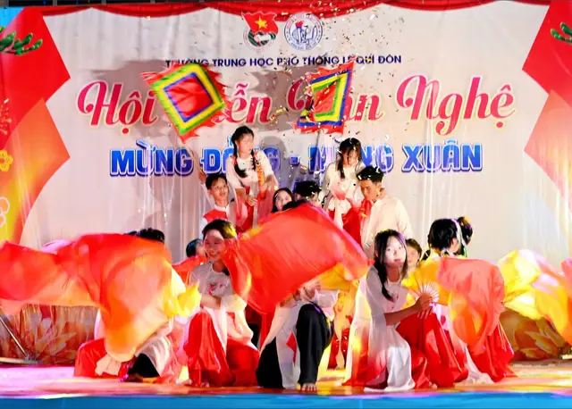 Có phải rằng mình đã quá lớn, Chẳng còn vui như lúc xưa? Tháng năm tuổi thơ.. Nhớ những buổi chiều nắng cháy, Thả hồn phiêu du khắp nơi. Có khi nào mơ..? Ai mang cơn gió để lay nhành hoa Rồi đưa đi đâu đó nơi phương trời xa Chẳng cần phấn thơm, bập bùng đống rơm, Mịt mờ khói sương trong tiết đêm hiu quạnh Con xe lóc cóc đi xuyên màn đêm Mùi hương trên mái tóc như xoa dịu thêm Lòng dù bấp bênh, chòng chành lênh đênh... #xuhuong #fyp #thanhxuan #binhdaibentre 