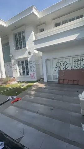 Kehadiran papan bunga dari berbagai pihak ini mempertegas bahwa di balik terpaan isu, masih ada suara yang membela kebenaran dan mengapresiasi kerja keras Uya Kuya selama ini. @Uya Kuya #banturakyat #uyakuya 