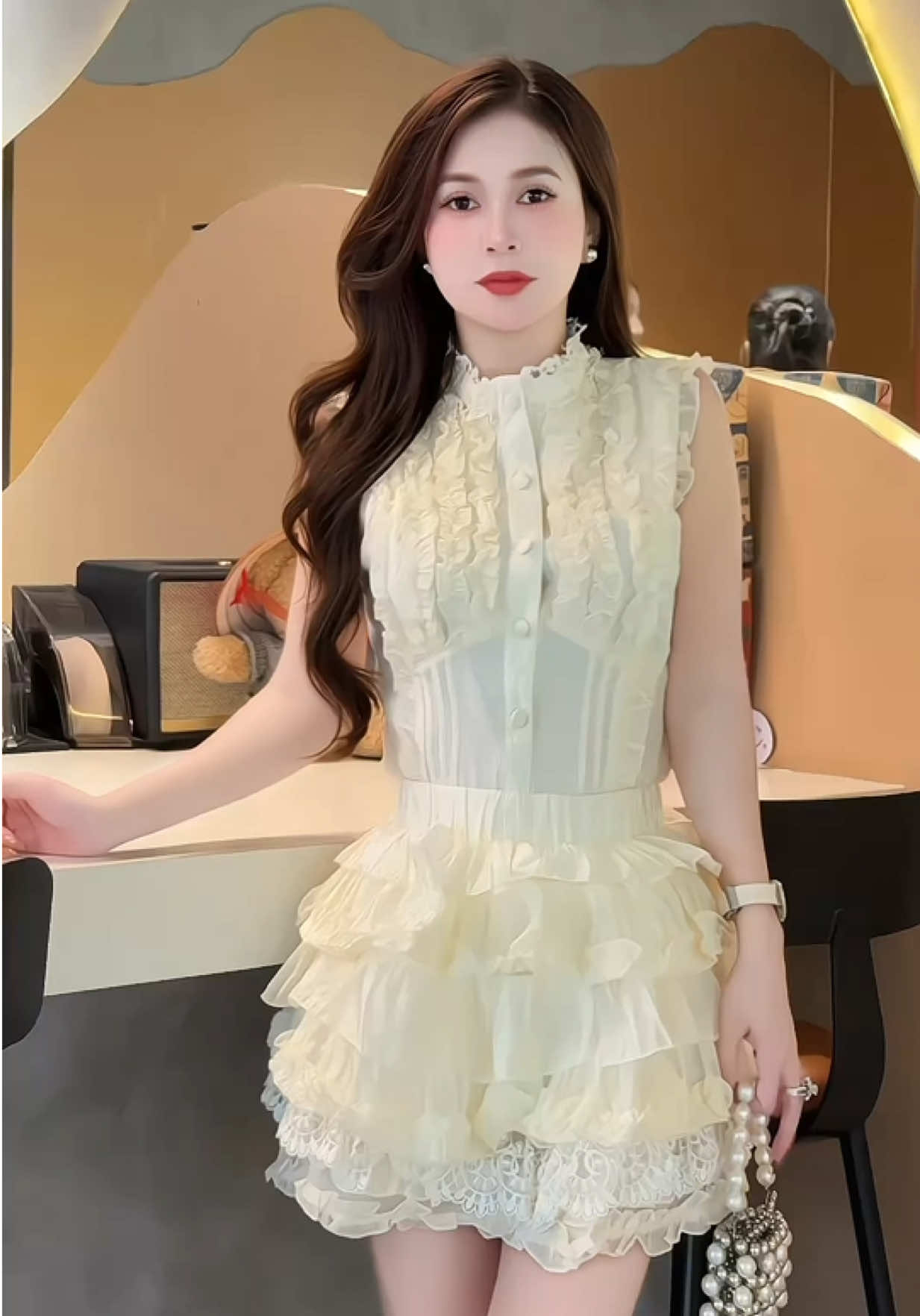 Hôm nay thời tiết có thể xấu, nhưng e phải đẹp 🥰 #xuhuong #thoitrang #lyna_vaythietke 