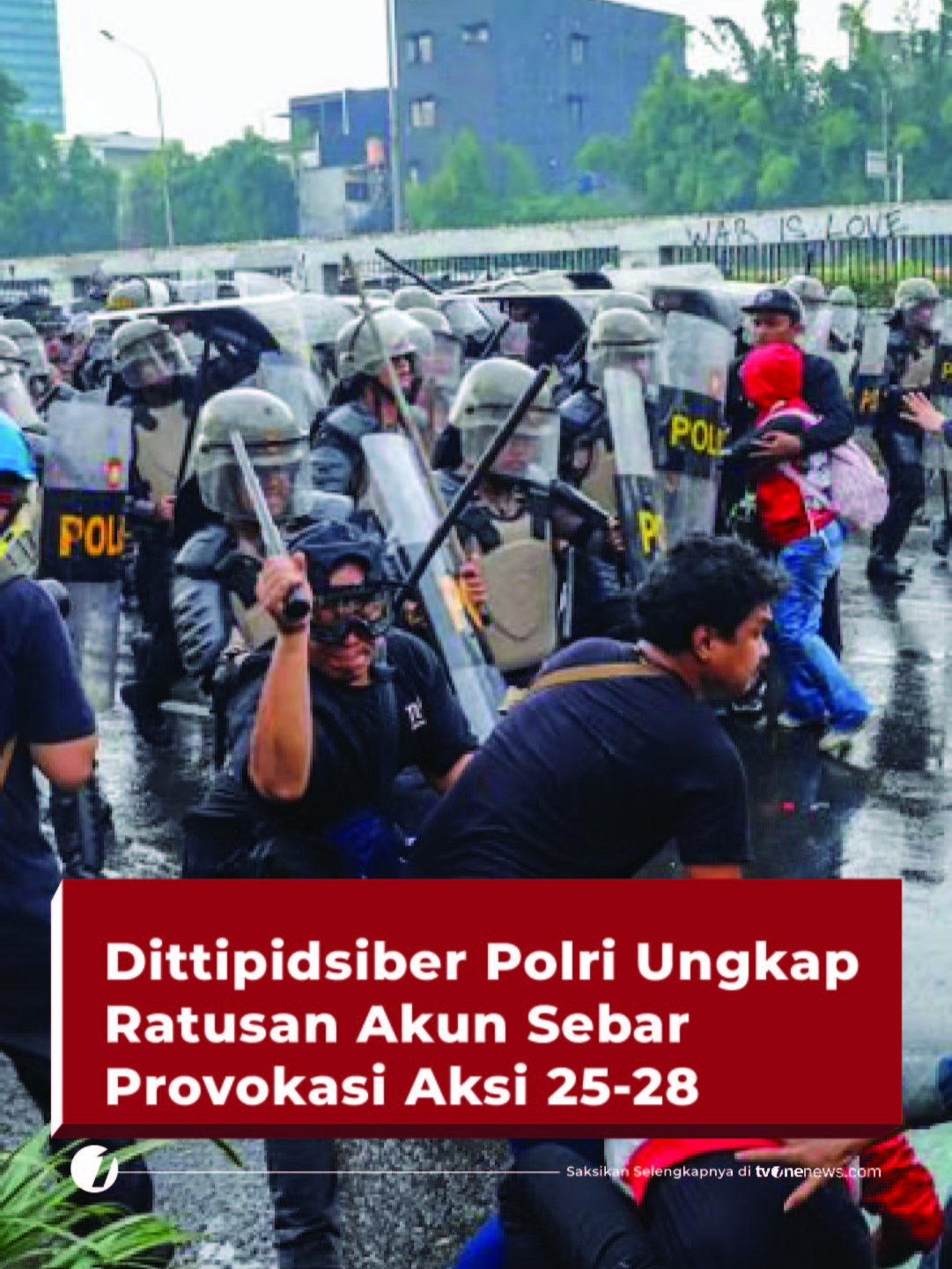 Direktorat Siber Badan Reserse Kriminal Polri telah menindak akun media sosial yang melakukan provokasi dan penghasutan kepada masyarakat untuk bertindak melawan hukum saat aksi unjuk rasa yang berlangsung pada 25-28 Agustus 2025.  Dirtipsiber Bareskrim Polri, Brigjen Himawan Bayu Aji mengatakan, pihaknya bersama Kementerian Komunikasi dan Digital (Komdigi) telah memblokir ratusan akun media sosial.  “Kami telah bekerjasama dengan Kementerian Komunikasi dan Digital untuk melakukan pemblokiran akun dan konten yang sampai dengan hari ini tercatat sejumlah 592 akun dan konten,” kata Himawan, di Bareskrim Polri, Rabu (3/9). Simak video selengkapnya hanya di https://tinyurl.com/bdy3c9ve #HardNews_Viral #FlashOne #CariBeritaditvOne #Dirtipsiber #Demo #Provokasi #Komdigi #FO03