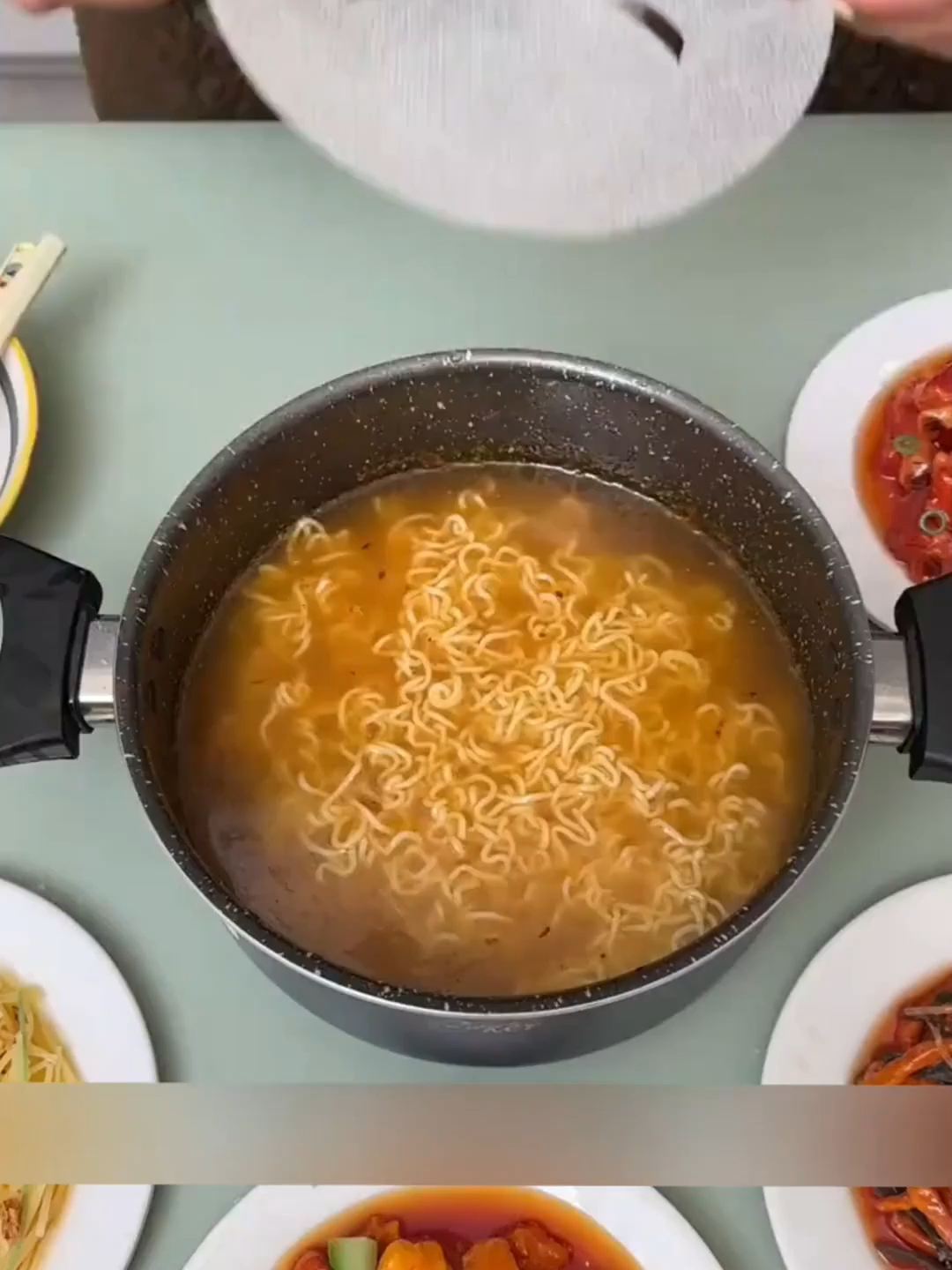 Còn đang uống canh ngấy ngá vì dầu mỡ ư? Mau sắm ngay màng lọc dầu này đi! Lọc dầu thừa trong canh một cách dễ dàng, cuộc sống vừa dinh dưỡng vừa khoẻ mạnh thật đơn giản!