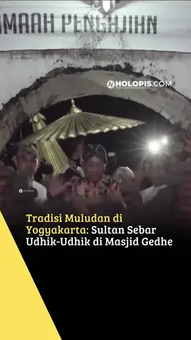 🌙✨ Tradisi Muludan kembali digelar di Masjid Gedhe Yogyakarta! Sri Sultan Hamengku Buwono X memimpin prosesi sakral mulai dari sebar udhik-udhik, pembacaan riwayat Nabi Muhammad SAW, hingga simbolis jejak banon. Sebuah warisan budaya yang penuh makna dan ditunggu masyarakat setiap tahunnya. 🙏 #TradisiMuludan #Yogyakarta #Budaya #fyp
