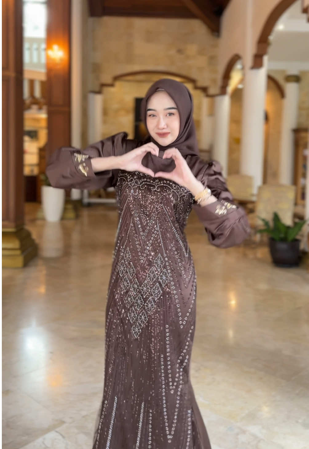 Mahogany menipisss bangettttt yg mau req tambah payet bsa tanya seller mmpung stock masih ada walau sedikittt sblm habis total #fyp #fypage #berandagak #dresspesta #dressmewah 