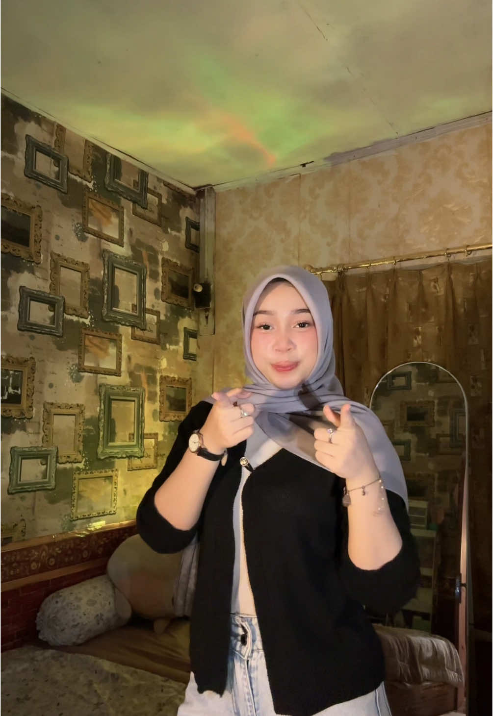 Outfit simple yang bisa banget dipakai sehari-hari 🤍 Cardigan hitam ini gampang banget di-mix and match sama item apapun. #ootdhijab #dailyoutfit #ootdsimple