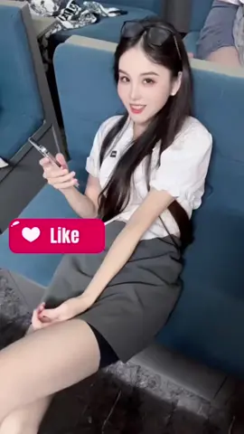 I like their confident beauty, everyone has a good laugh 喜欢她们那股子自信的美，每个人都笑得很开心