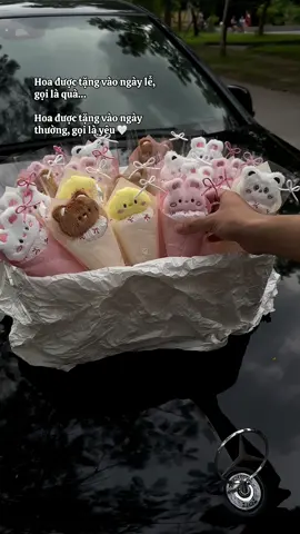 Hoa được tặng vào ngày lễ, gọi là quà… Hoa được tặng vào ngày thường, gọi là yêu 🤍  #xuhuong #quatangbangai #hoagaubong #hoagau #thegiftbychipiu 