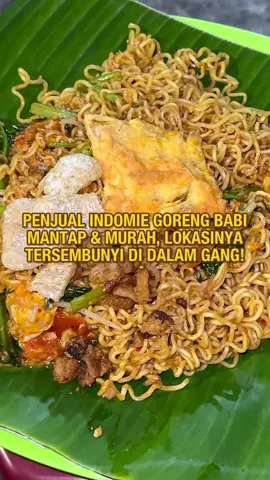 Tempat yang satu ini lokasinya memang tersembunyi di dalam gang, tapi meskipun di dalam gang menurut MaMa mereka layak untuk viral! Memang sih tampaknya memang ini tempat sederhana dan tidak menyakinkan tetapi jangan salah, Indomie dengan bakphok, bakphoi di sini best! Gorengnya juga pakai minyak babi dan telur bebek! Dan yang paling membagongkan harganya benar2 terjangkau! 13rb porsi Biasa dan 17rb porsi Jumbo! Buat kamu yang penasaran yok langsung saja singgah buat cobain! — Kwetiau Liechin Jl. A.R. Hakim, Gang Aman No. 61, Medan Denai Buka sekitaran jam 17.00-21.00 0812-7533-6064 #NonHalal . . #indomie #indomiegoreng #kulinerviral #kulinermedan  