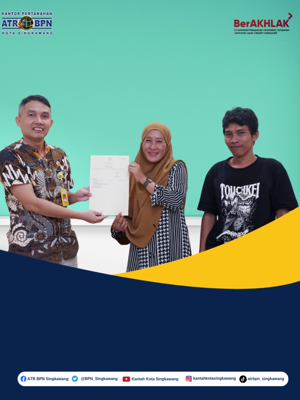 Penyerahan sertipikat elektronik kepada pemohon oleh Kepala Kantor Pertanahan Kota Singkawang. Kegiatan ini diberi nama 