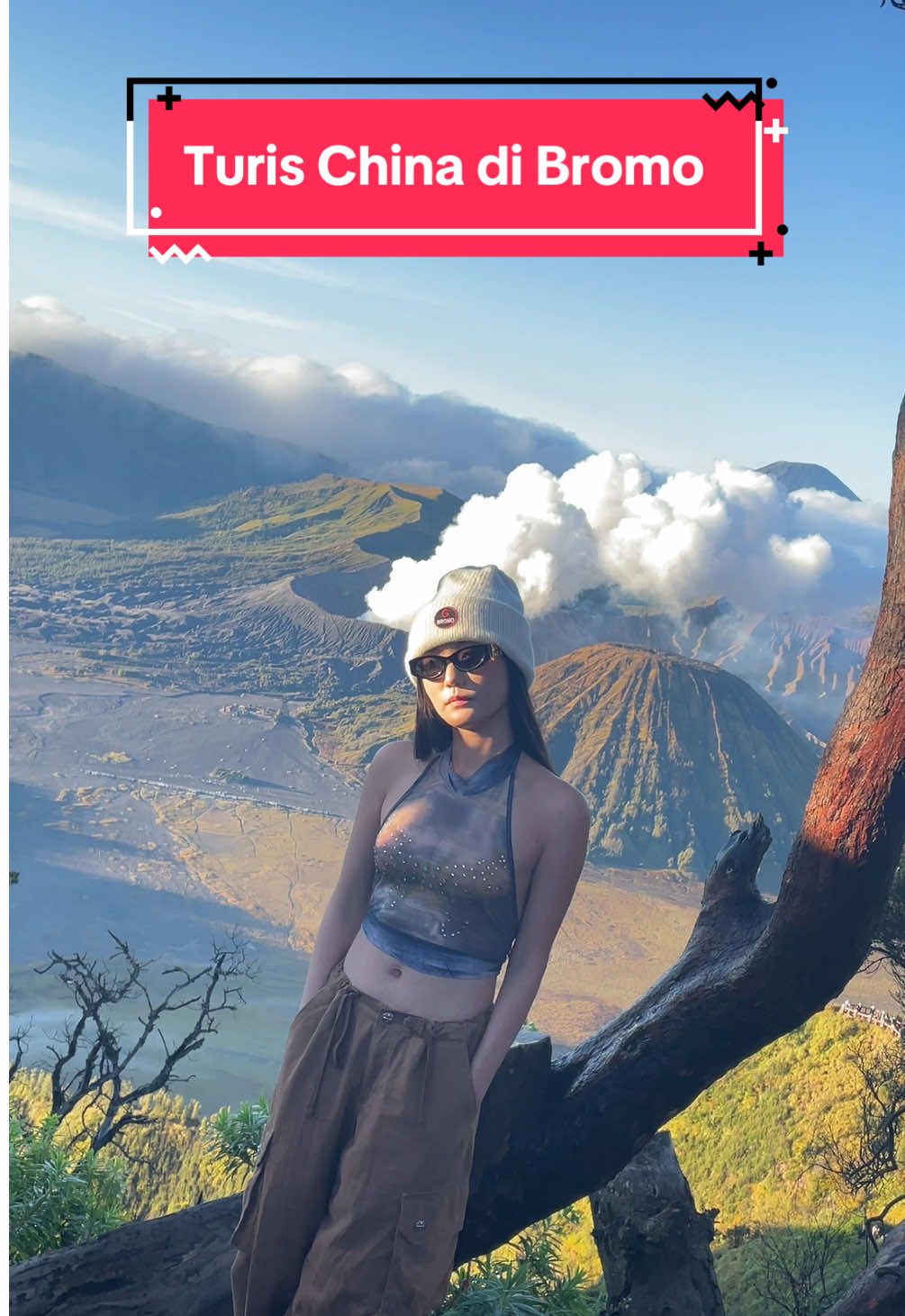 Bromo dengan pemandangan nya yg indah 🤩 Turis China  Start 599rb Sewa Jeep Bromo via Sukapura Probolinggo  Satu Jeep bisa diisi 6 peserta  Kita juga sedia Sewa Jaket, Rental Trail, fotografer, penginapan DLL Call/WA 082337819453  #bromotenggersemeru #bromo #sewajeepbromoprobolinggo #rentaljeepbromo #sewajeepbromo 