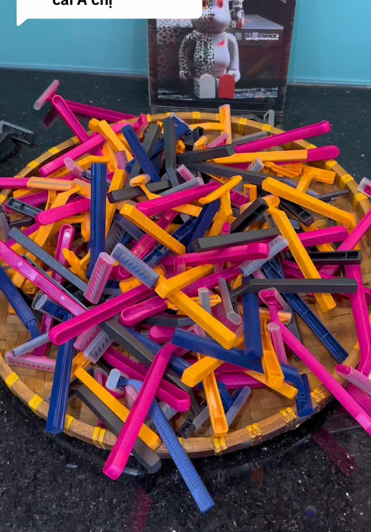 Trả lời @Trà Táo Đỏ Combo 50 cây dao cạo râu màu vàng nam nữ sài được #emkieutaphoa #daocaorau #daocaorautienloi #daocaoraudanang #daocaoraugiare