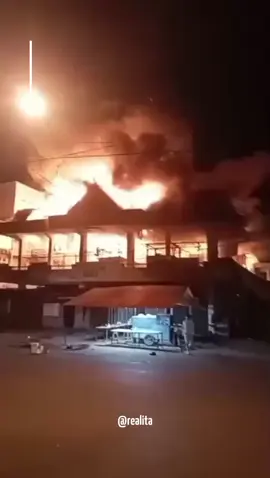 si jago merah melahap gedung pasar.untung gak ad korban😲 #tiktokviral #storywa #kebakaran#muaraenim#gedung