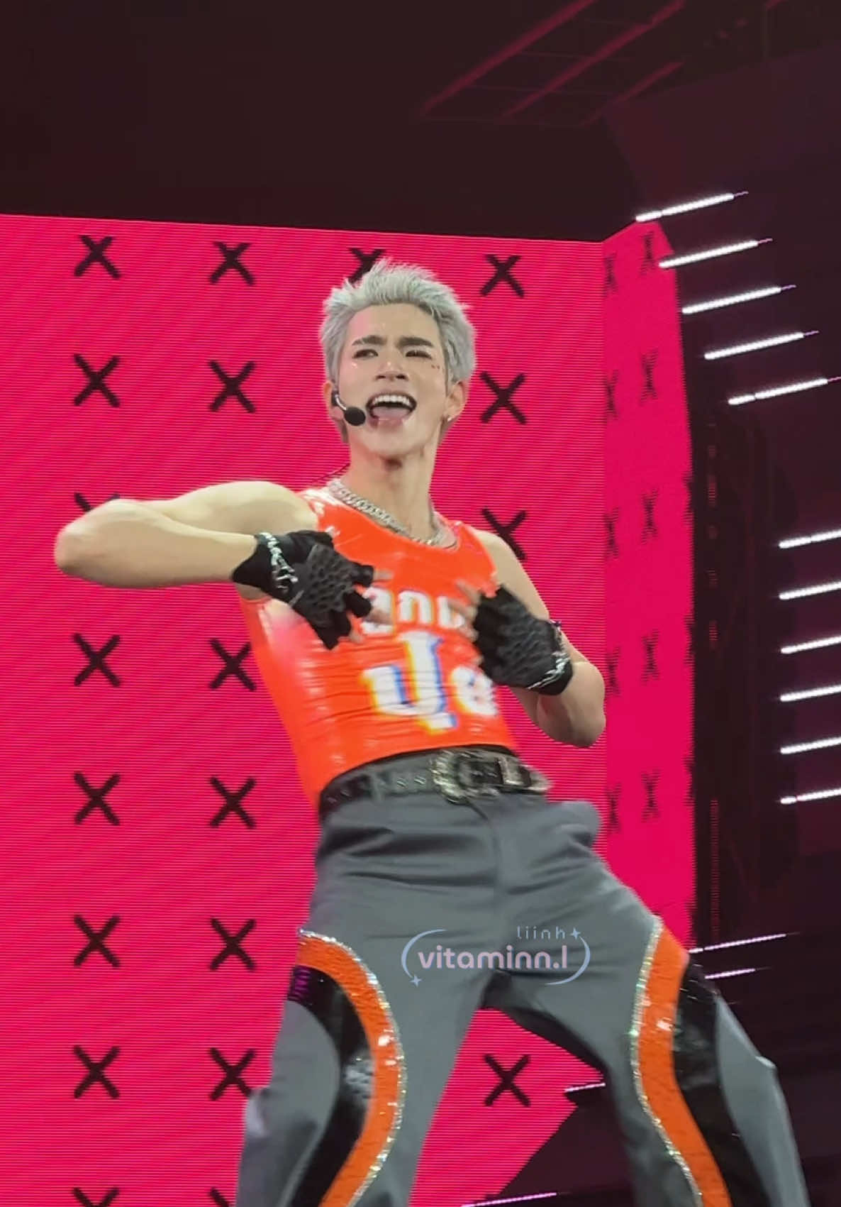 thầy nhảy mà lo cho cái eo thầy luôn 555555555 #fourthnattawat @Fourth  #GFAWAKEConcertD2  #GeminiFourth #เจมีไนน์โฟร์ท 