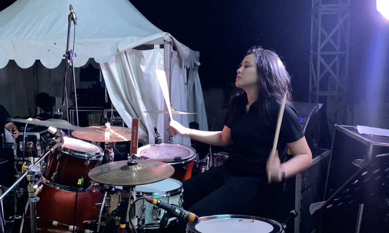 DRUMCAM Anti ∞ Hero - @mighfarsuganda live in SMA N 1 WATES > udah tayang fullnya di youtube. Link ada di bio, selamat menyaksikan ya guys!🙆🏻‍♀️🫶🏻✨  #drumcam #drummergirl #drummersoftiktok #fyp #foryoupage 