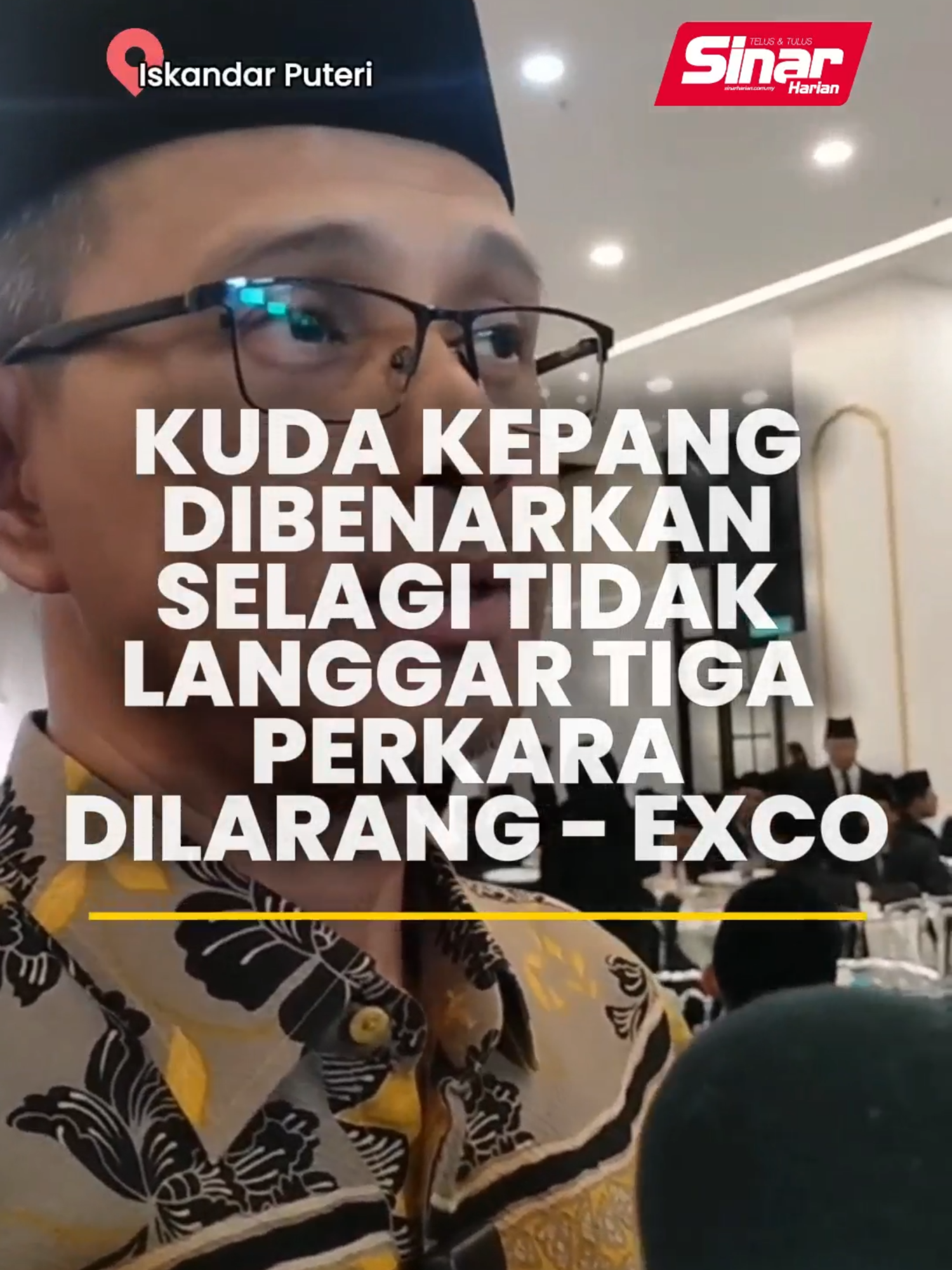 Kuda kepang dibenarkan selagi tidak langgar tiga perkara dilarang - Exco Persembahan kuda kepang masih dibenarkan di Johor asalkan tidak mengandungi tiga unsur dilarang iaitu sajian kepada makhluk lain, pemujaan dan hilang kewarasan. Exco Hal Ehwal Agama Islam Negeri Johor, Mohd Fared Mohd Khalid berkata, Jabatan Agama Islam Negeri Johor (JAINJ) akan mengeluarkan garis panduan baharu bagi memastikan persembahan budaya itu serta aktiviti lain tidak bercanggah dengan ajaran Islam. Anda boleh baca berita penuh di portal Sinar Harian di www.sinarharian.com.my atau swipe up di IG story serta jangan lupa follow IG @sinarharian untuk berita terkini dalam dan luar negara. Copyright disclaimer: Segala penyuntingan video adalah hak cipta terpelihara milik Sinar Harian. #SinarHarian #BeritaSemasa #exco #kudakepang #tariankudakepang #jainj #tidaklanggartigaperkara