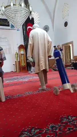 شو عذرك أمام ربك؟!  لا يوجد أعذار! كل الأعذار كاذبة… رفع القلم عن النائم حتى يستيقظ، وعن المجنون حتى يعقل، وعن الصغير حتى يكبر… أما أنا وأنت، فما حجتنا أمام الله إذا ضيّعنا الصلاة؟ الصلاة لا تسقط عن مريض، ولا عن مسافر، ولا عن مشغول… فكيف تتجرأ وتتركها وأنت في كامل صحتك وعافيتك؟ يوم القيامة، أول ما ستُحاسب عليه هو الصلاة، فإن صلحت صلح سائر عملك، وإن فسدت خاب وخسرت. 🔔 قم الآن، توضأ، وصلي ركعتين لله، لعلها تنقذك من نار تلظى  هدانا وهداكم الله💜 #ارجع_الى_الله #الحمد_لله_دائماً_وابداً #الصلاة_ثم_الصلاة_ثم_الصلاة #الهم_صلي_على_محمد_وأل_محمد #fyp 