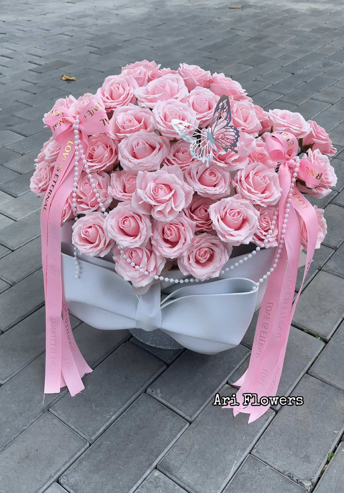 Hộp hoa đính nơ xốp trắng #ariflowers #daotaohocvienchuyennghiep #hoasapbinhduong #hoasapthudaumot #daotaohocvien 