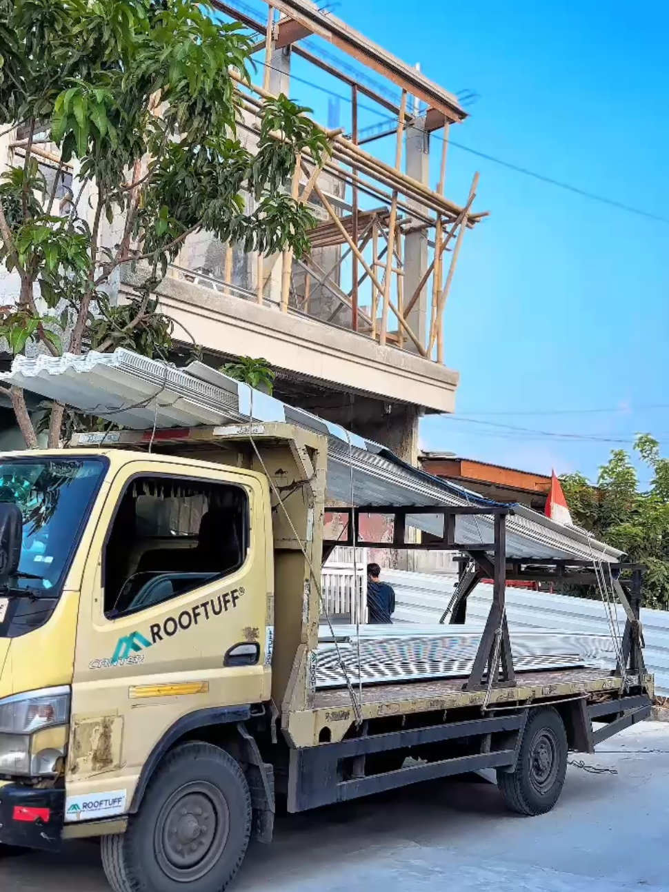 Nekat renovasi rumah, padahal keuangan lagi pas-pas an. Tapi walaupun budget kita pas-pas an, kita gak mau sembarangan pakai bahan yang akan kita gunakan. Gak apa perlahan bertumbuh, asalkan bahan yang kita gunakan terjamin kualitasnya.. Untuk atap rumah, aku pakai Atap UPVC dari @rooftuff  . Aku pilih yang double layer, yang memiliki ketebalan 12mm. Atap ini bisa meredam suhu panas, anti UV, kedap suara, anti karat, dan kuat banget. Mereka juga kasih garansi sampai dengan 15th lho. #atapuvpc #rooftuff #rooftuffindonesia #rooftuffupvc #kanopirumah 