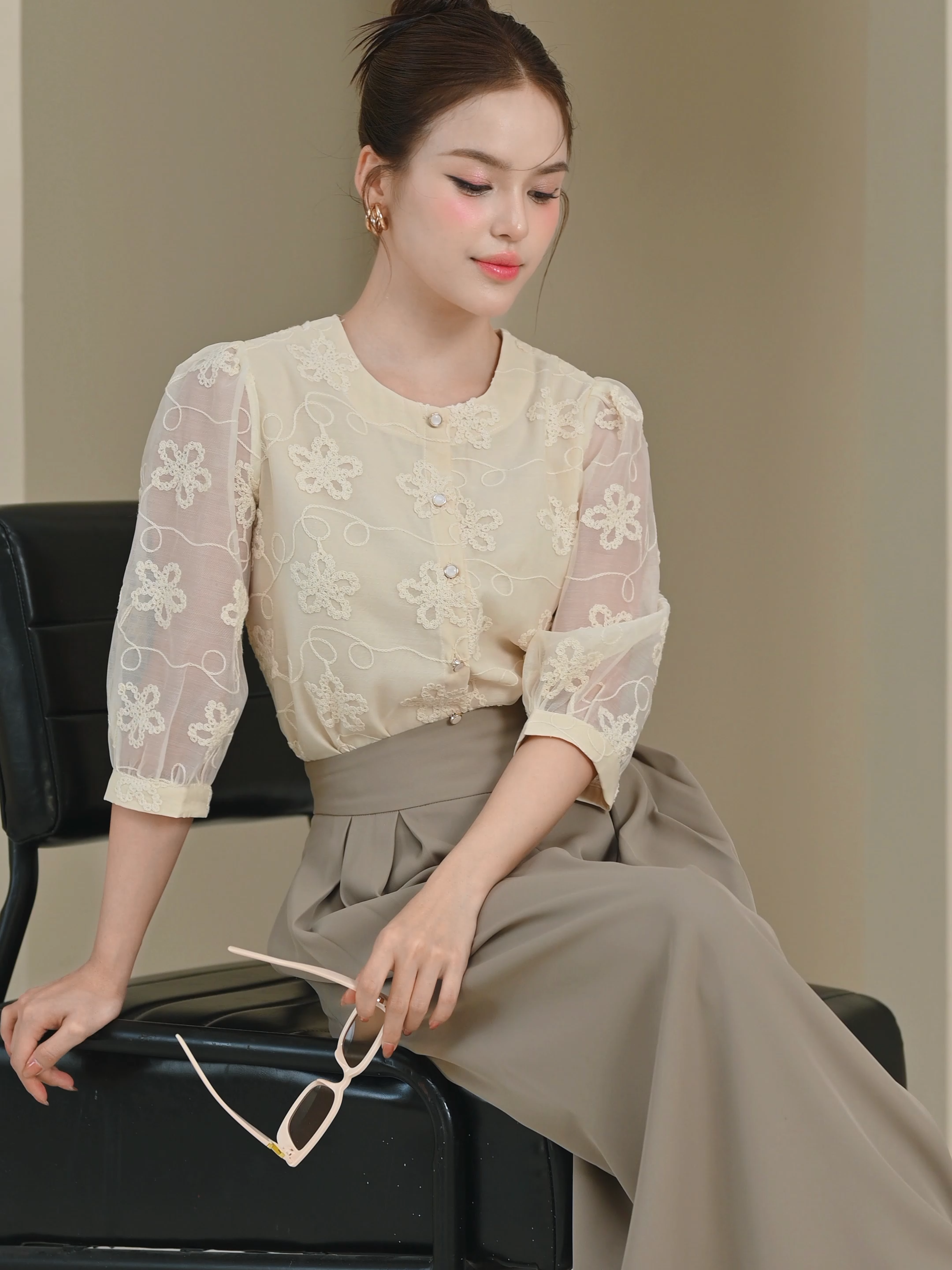 Phụ nữ đẹp nhất khi biết yêu thương bản thân mình. Một chiếc sơ mi dệt hoa nhẹ nhàng cho nàng khoe trọn phong cách, sự tự tin mỗi ngày. #nkfashion #thoitrangcongso #thoitrangcongsonu #somithietke #somi #viral