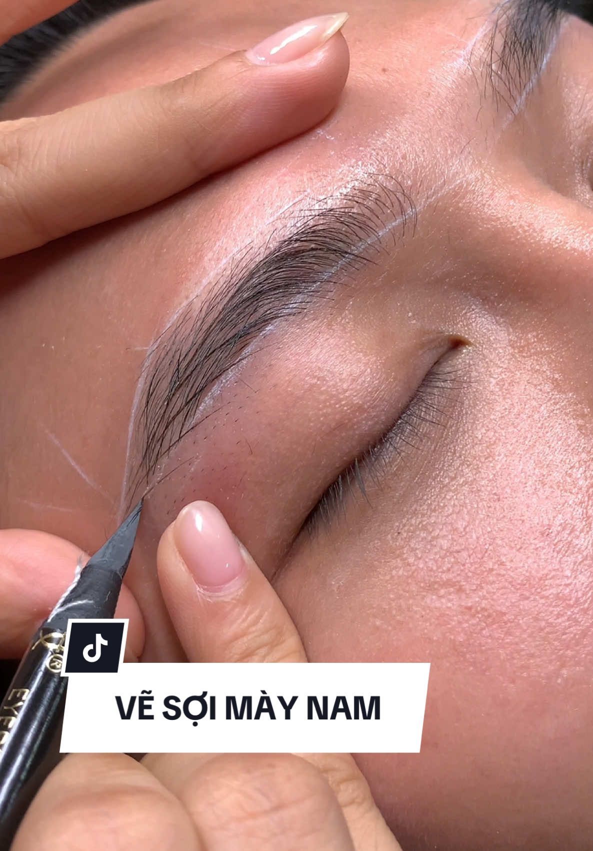 Vẽ sợi nam spine 3 #phunxamthammy #phunxamsaigon #chanmaydeptunhien #tranhongthuypmu #sợihairstrokes #chanmaynam #vesoilongmay 