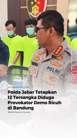 Polda Jabar menetapkan 12 orang tersangka dalam insiden demo berujung ricuh hingga menyebabkan fasilitas dan bangunan umum rusak di Kota Bandung. Satu di antaranya masih di bawah umur dan wajib lapor. Mereka yang dewasa adalah AF, AGM, RR, DR, RZ, MS, YM, MB, AY, MZ, dan MAK dengan berbagai latar belakang, seperti buruh hingga mahasiswa.  Kabid Humas Polda Jawa Barat, Kombes Pol Hendra Rochmawan mengatakan, dua belas pelaku ini diduga kuat merupakan provokator yang membuat aksi unjuk rasa berubah menjadi tindakan anarkis. Dari hasil penyelidikan, polisi mengamankan 54 barang bukti digital. Selain itu, polisi pun menyita molotov, petasan, hingga atribut yang dipakai oleh pelaku pada saat mengikuti aksi unjuk rasa. Selengkapnya di Ayobandung.com (link di bio) Reporter: Gilang Fathu Romadhan