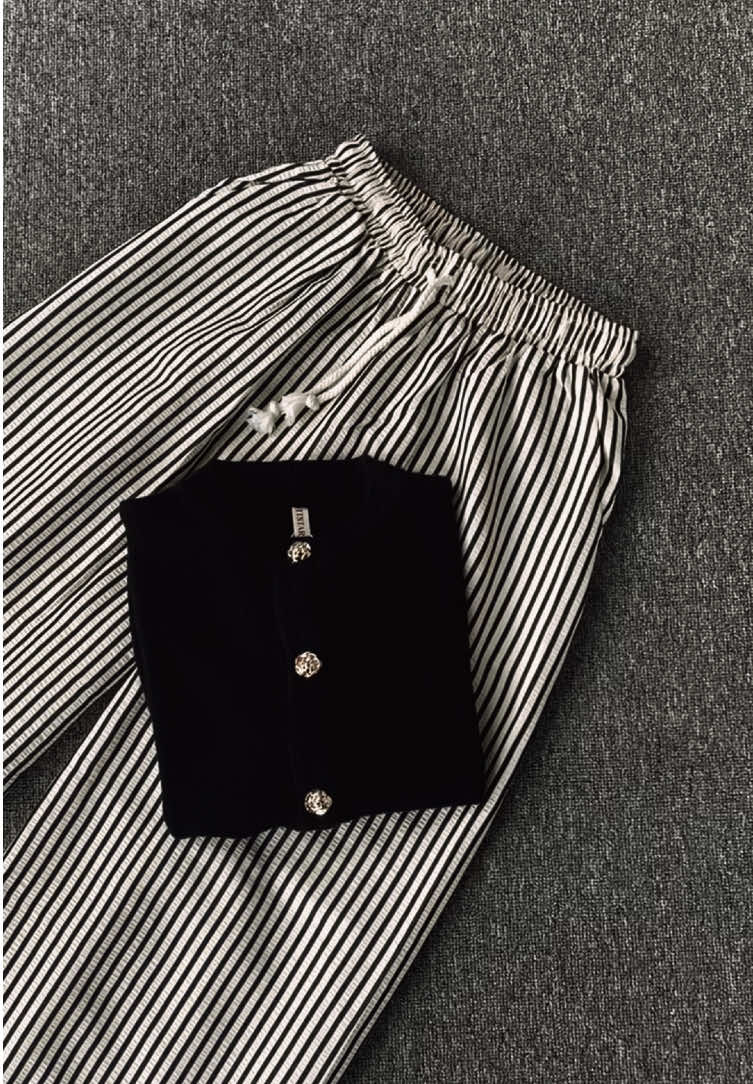 simpel outfit with cardigan & stripe pants🖤 #stripepantsoutfit #cardiganoutfit #outfitinspo #simpeloutfit #stripepants 