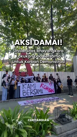 Ada aksi damai mahasiswa Ubhara Jaya pada Kamis (04/09/2025) sore sekitar pukul 15.00 di depan Hutan Kota Bekasi, tepat di area tulisan 