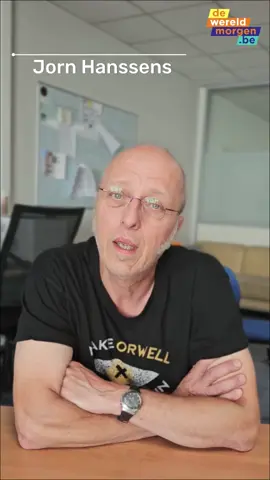 Jorn is loadmaster op de luchthaven van Zaventem en in de 35 jaar dat hij er werkt, is hij al 39 collega's verloren die de pensioenleeftijd niet of nauwelijks gehaald hebben.  Elke dag worden hij en zijn collega’s op de luchthaven blootgesteld aan extreme hoeveelheden ultrafijnstof. “De gevolgen voor onze gezondheid? Die zijn dramatisch.”  Ondanks de gezondheidsrisico's nemen luchthavens er nog geen maatregelen tegen. Door: @Waarom revolutie?  #gezondheid #ziek 