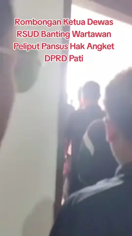 Rombongan Ketua Dewas RSUD Banting Wartawan Peliput Pansus Hak Angket DPRD Pati Wartawan menjadi korban kekerasan saat hendak mewawancarai Ketua Dewas RSUD RAA Soewondo Pati Torang Manurung. Peristiwa terjadi usai Torang meninggalkan rapat pansus hak angket pemakzulan Bupati Pati di DPRD setempat. Pantauan di Gedung DPRD Pati, peristiwa bermula saat Torang memutuskan walkout dari rapat tersebut. Dia kemudian berjalan untuk keluar dari Gedung DPRD. 