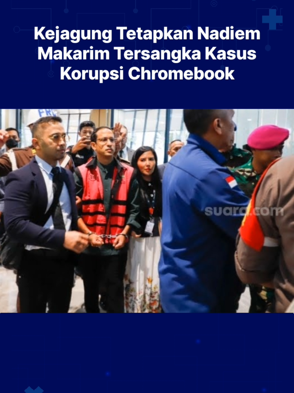 Kejaksaan Agung (Kejagung) menetapkan mantan Menteri Pendidikan, Kebudayaan, Riset dan Teknologi Nadiem Makarim sebagai tersangka kasus dugaan korupsi pengadaan laptop berbasis chromebook. Nadiem disangka melanggar Pasal 2 (Ayat) 1 atau Pasal 3 jo Pasal 18 Undang-Undang Pemberantasan Tindak Pidana Korupsi jo Pasal 55 Ayat (1) ke-1 KUHP. Untuk berita update lainnya kunjungi telusur.co.id. (Klik tautan di bio) #nadiemmakarim #chromebook #kejagung #mendikbudristek #laptop 