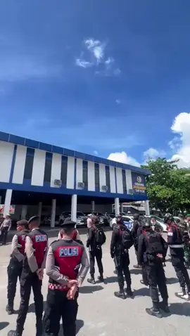 TNI/Polri dan Sat Pol PP di Babel Gelar Patroli Skala Besar, Pastikan Kamtibmas Aman dan Kondusif Polda Bangka Belitung kembali menggelar patroli skala besar. Patroli ini melibatkan unsur 3 pilar yakni TNI/Polri dan Sat Pol PP, Kamis (4/9/25) siang.  Patroli skala besar ini dipimpin Kasat PJR Ditlantas Polda Babel Kompol Adi Putra untuk memantau dan memastikan situasi kamtibmas aman dan kondusif. “Patroli skala besar ini kita laksanakan bersama dengan rekan-rekan TNI dan juga Sat Pol PP dalam rangka cipta kondisi khususnya di Pangkalpinang,”kata Kompol Adi Putra usai patroli. Dalam patroli ini, Adi Putra menyebutkan ada sebanyak 100 personel gabungan yang diterjunkan. Personel ini kemudian dibagi menjadi 3 Tim untuk berpatroli diwilayah Pangkalpinang. “Ada 100 personel yang dilibatkan mulai dari Polda yang terdiri dari anggota PJR, Samapta dan Brimob. Untuk dari TNI ada rekan-rekan dari Korem, Kodim dan juga Batalyon termasuk Sat Pol PP juga bergabung,”sebutnya. Mantan Kasat Reskrim Pangkalpinang ini juga menerangkan patroli ini dilakukan dengan menyasar sejumlah titik kawasan strategis. Tak hanya itu, Adi menambahkan patroli ini dilakukan dengan pendekatan yang humanis. “Seperti yang sering disampaikan Pak Kapolda Irjen Pol Hendro bahwasanya kita harus mengedepankan humanis, senyum sapa salam. Artinya, keberadaan kita dalam Patroli ini untuk memberikan jaminan keamanan serta kenyamanan bagi masyarakat,”ungkap Kompol Adi. “Kehadiran kami 3 Pilar ini TNI, Polri dan Sat Pol PP adalah wujud kesiapsiagaan dan juga pengabdian ke masyarakat. Kami harap, masyarakat juga bisa bekerjasama untuk bersama-sama kita menjaga situasi kamtibmas yang aman, damai dan kondusif di Bangka Belitung,”pungkasnya. #PolriPresisi  #PolriUntukMasyarakar #PatroliSkalaBesar #SiskamlingKuat #PolriHadir #AmanTerjaga @Humas_PoldakepBabel  @Polisi Indonesia  @Divisi Humas Polri Official 