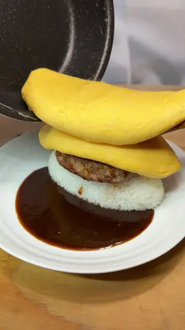 芸術的な2段ハンバーグオムライス 福岡・久留米で大人気のオムライス。 SNSでも話題の2段重ねたオムライスはまさに芸術。 とろーり卵とジューシーなハンバーグが相性抜群。 📍馳走 おがた/久留米 🏠住所: 福岡県久留米市篠山町256 🚃 最寄駅: 雑久留米駅徒歩14分 ⏰営業時間:火・水・木・金・土 11:30 - 14:30 L.O. 14:00 17:30 - 21:00 日 11:30 - 14:30 L.O. 14:00 🗓️ 月定休日 　 ——————— #福岡グルメ  #japanesefood #tiktokfood