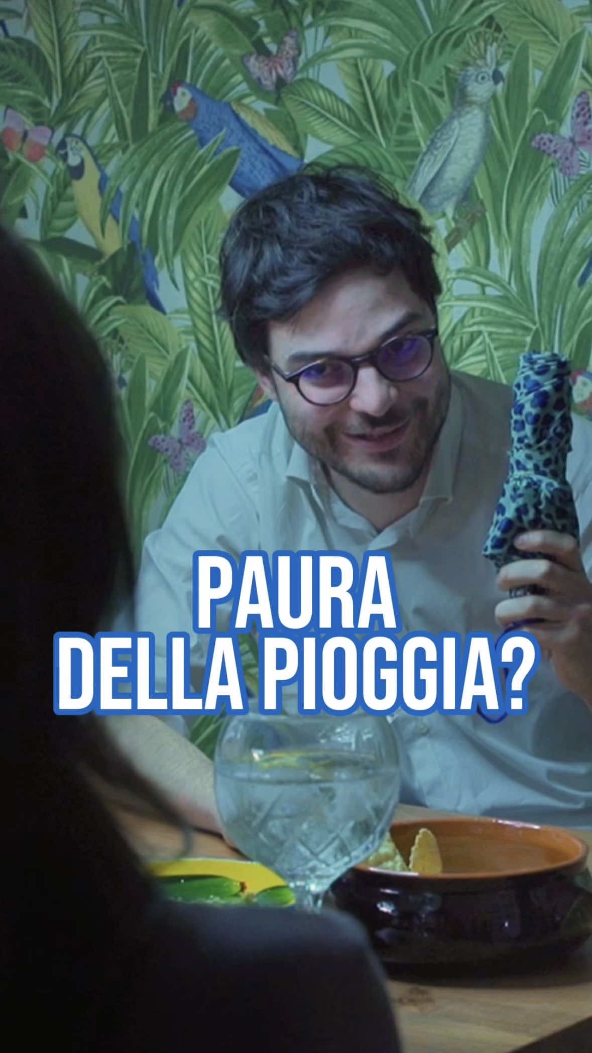 Ebbene sì, il presidente William Henry Harrison si presentò al suo insediamento il 4 marzo 1841 senza cappotto né cappello, sotto pioggia e vento, a cavallo e non in carrozza. Quel giorno pronunciò il discorso inaugurale più lungo della storia americana: 8.445 parole, due ore in piedi, sotto l’acqua. Era il 1841, e Harrison diventava anche il primo capo di Stato al mondo ad essere fotografato ufficialmente. Nel suo lunghissimo discorso promise riforme, competenza, la rinascita della Banca nazionale... Ma morì 31 giorni dopo, probabilmente di polmonite fulminante. Il suo unico atto ufficiale? Convocare una sessione straordinaria del Congresso. Un primato dopo l’altro. Anche nella sfortuna. #GuidoDamini  #comedy 