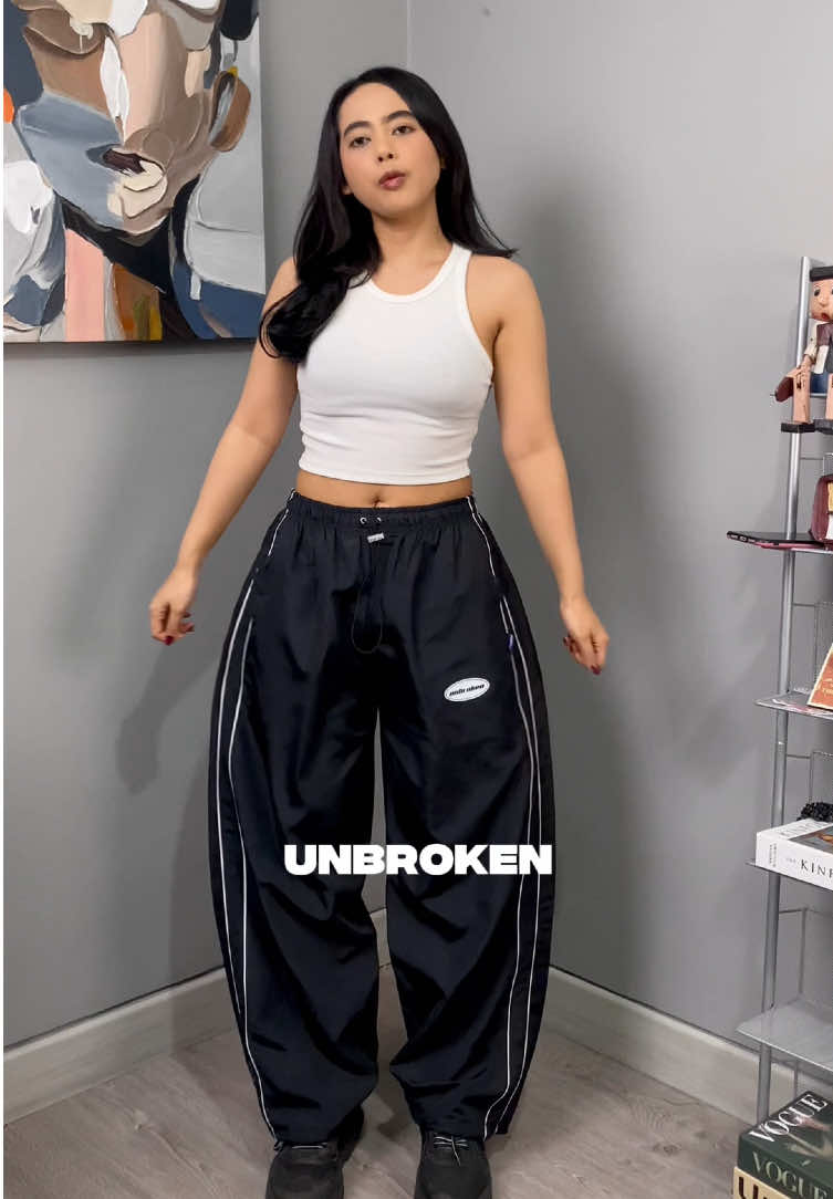 track pants parasut, cuttingannya baggy🖤 #trackpants #baggypants #baggyoutfit #fashiontiktok #celanaparasut 