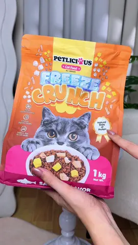 PETLICIOUS Freeze Crunch Cat food @PetYum and Petlicious #petlicious #catfood #freezedriedcatfood 