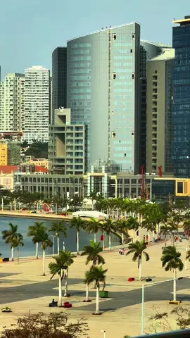 Português em baixo⬇️ ✨ Ми всі живемо в ритмі міста: робота, сім’я, турботи… І час для себе завжди кудись зникає. Подорожі часто лишаються лише мріями, бо днів відпочинку завжди бракує. Я не виняток. У мене також дуже мало вільного часу, але є велике бажання. Бо за межами повсякденності — цілий світ. Я хочу відкрити для себе не лише Луанду, а й інші куточки Анголи, доторкнутися до цієї краси, яку ще не всі бачили. І одного дня я обов’язково вирушу в цю подорож. 🌍✨  —— ✨ Todos nós vivemos no ritmo da cidade: trabalho, família, responsabilidades… e o tempo para nós mesmos sempre desaparece. As viagens muitas vezes ficam apenas nos sonhos, porque os dias de descanso nunca são suficientes. Eu não sou exceção. Também tenho muito pouco tempo livre, mas tenho um grande desejo. Porque além da rotina existe um mundo inteiro. Quero descobrir não só Luanda, mas também outras regiões de Angola, tocar nessa beleza que nem todos conhecem. E um dia, com certeza, vou embarcar nessa viagem. 🌍✨ #ukraine🇺🇦 #luandaangola😍🇦🇴 #travel #recommendationsplease❤️ #cidadeluanda 