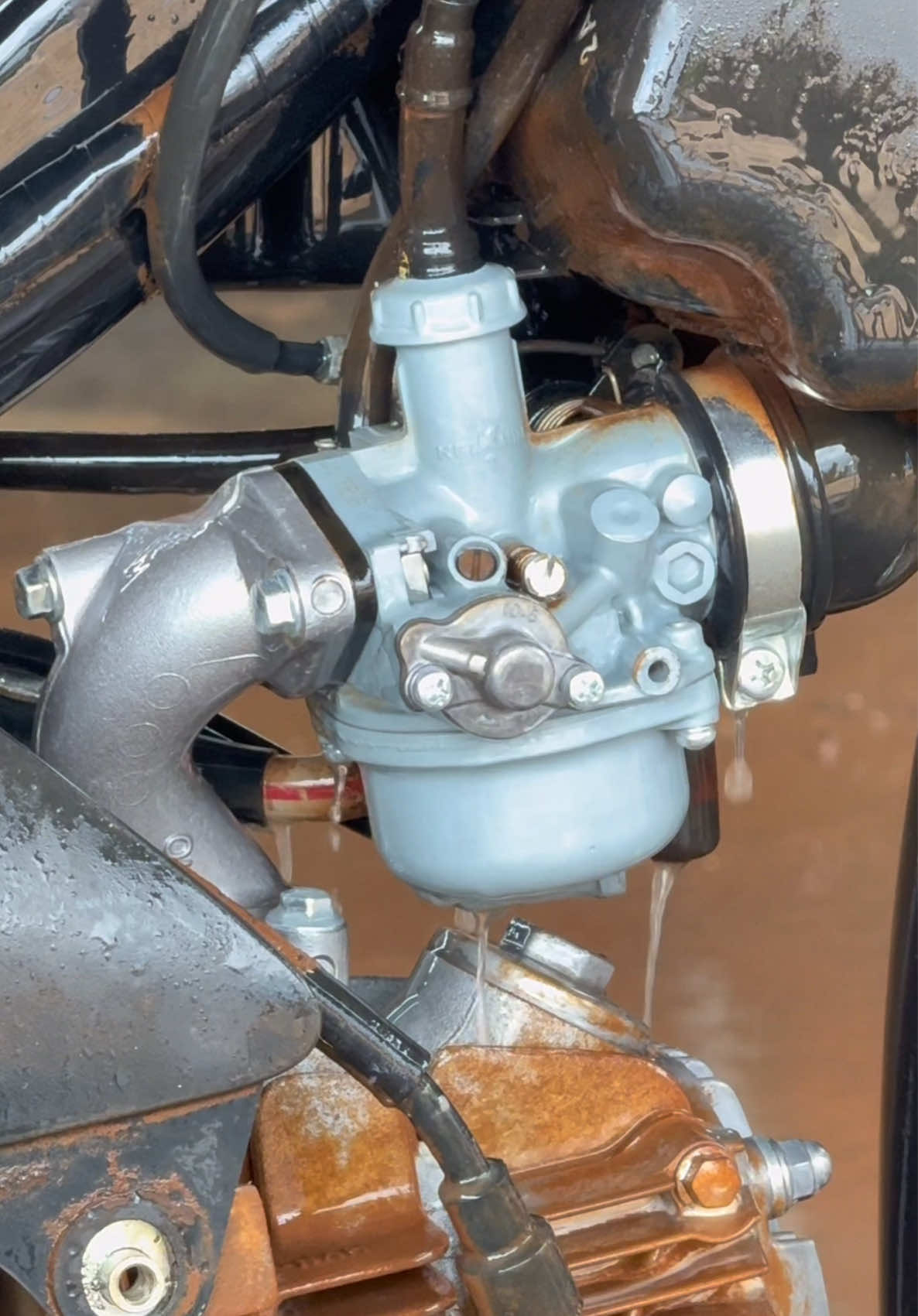 Dung dịch tẩy đa năng này có thể tẩy rỉ sét ố vàng giúp việc rửa xe tại nhà vô cùng đơn giản #taydanang #tayovang #ruaxe #tayriset #tayruadanang47 