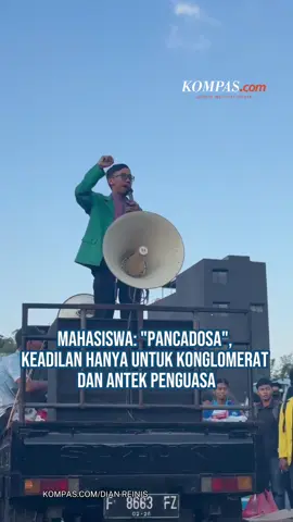 Massa Aliansi Badan Eksekutif Mahasiswa Seluruh Indonesia (BEM SI) memadati gerbang utama Gedung DPR/MPR RI, Senayan, Jakarta Pusat, Kamis (4/9/2025) sore. Dalam orasinya, mahasiswa berorasi menyuarakan 