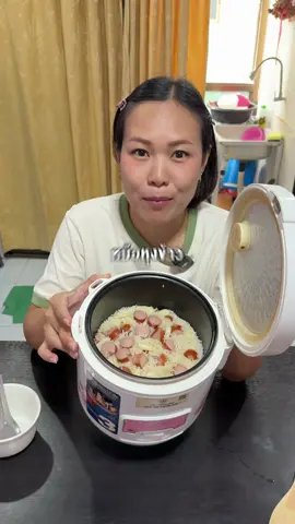 เมนูเด็กหอ ข้าวผัดกระเทียมในหม้อหุงข้าว
