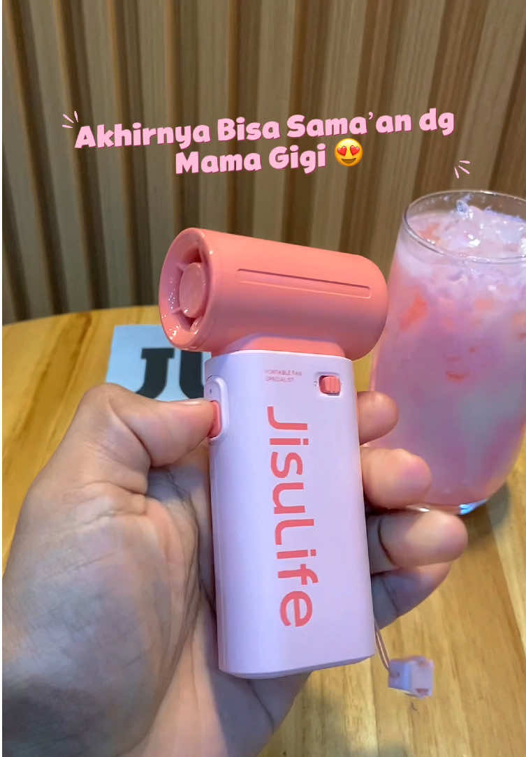 Kipas angin mini portable JisuLife yang di pake Mama Gigi saat nonton konser. Ini aku pilih varian 5000 mAh biar awet seharian. Anginnya kenceng bangett 😍 #kipasmini #jisulife #kipasjisulife #promoguncang99 #gajiansale 