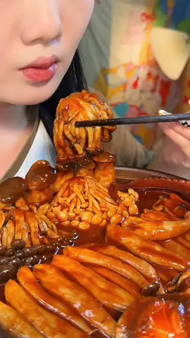 Eating mushrooms 🍄 #asmr #mukbangs #spicy #mushrooms #eatingshow 
