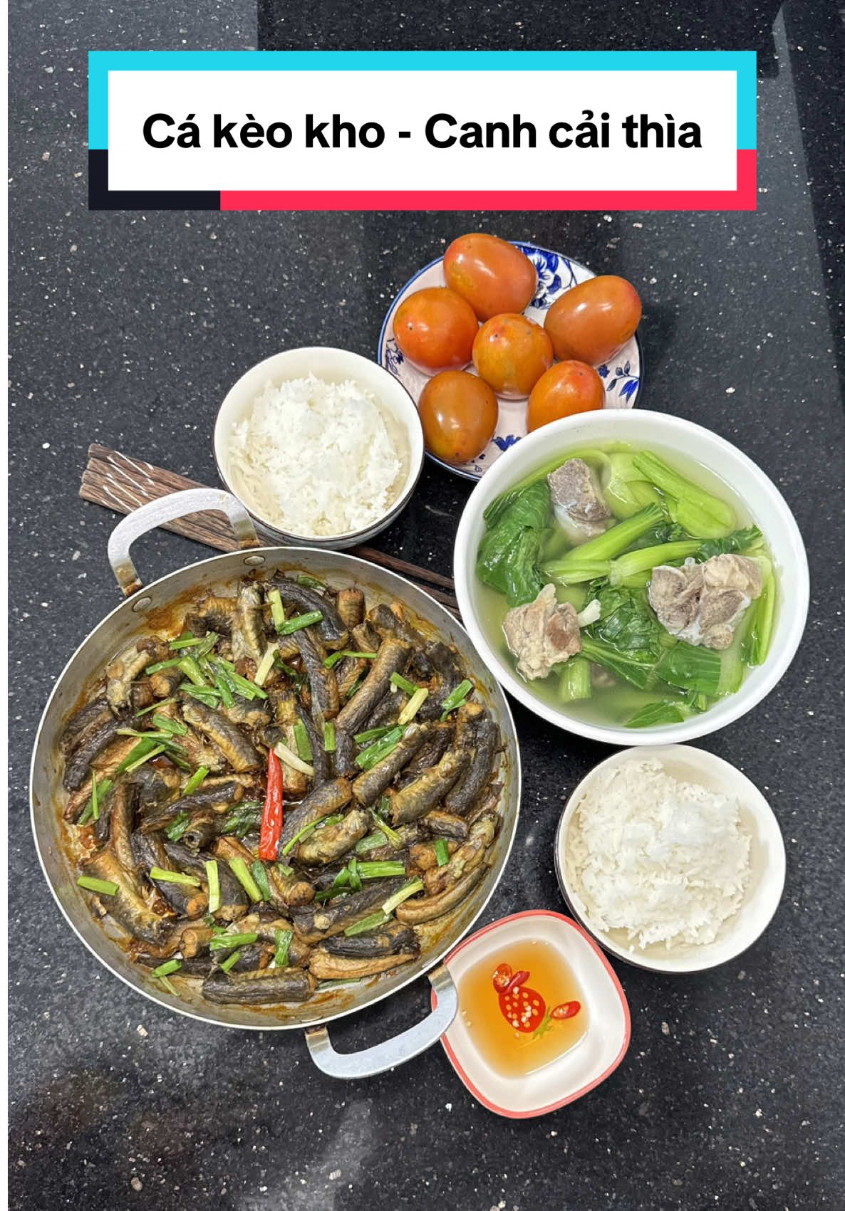 Cá kèo kho, canh cải thìa. Mời mọi người ăn cơm cùng gia đình em ☺️ #themcomnha #cakeokho #canhcaithia #monngonmoingay #comgiadinh 