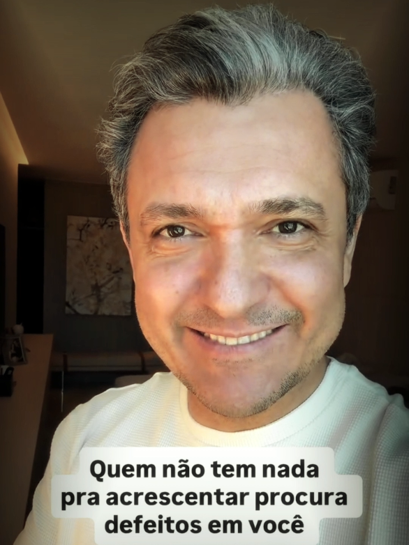 Quem não tem nada pra acrescentar procura defeitos em você. . @umminquemuda . #podcasts #motivacional #motivacaodiaria #mentepositiva #mudança 