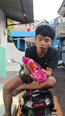 ini lem sepatu super kuat untuk sepatu rusak,ini cara perbaiki sepatu rusak kamu #chiksdinshoescare #lemsepatu #lemsepatusuperkuat #promoguncang99 #gajiansale 