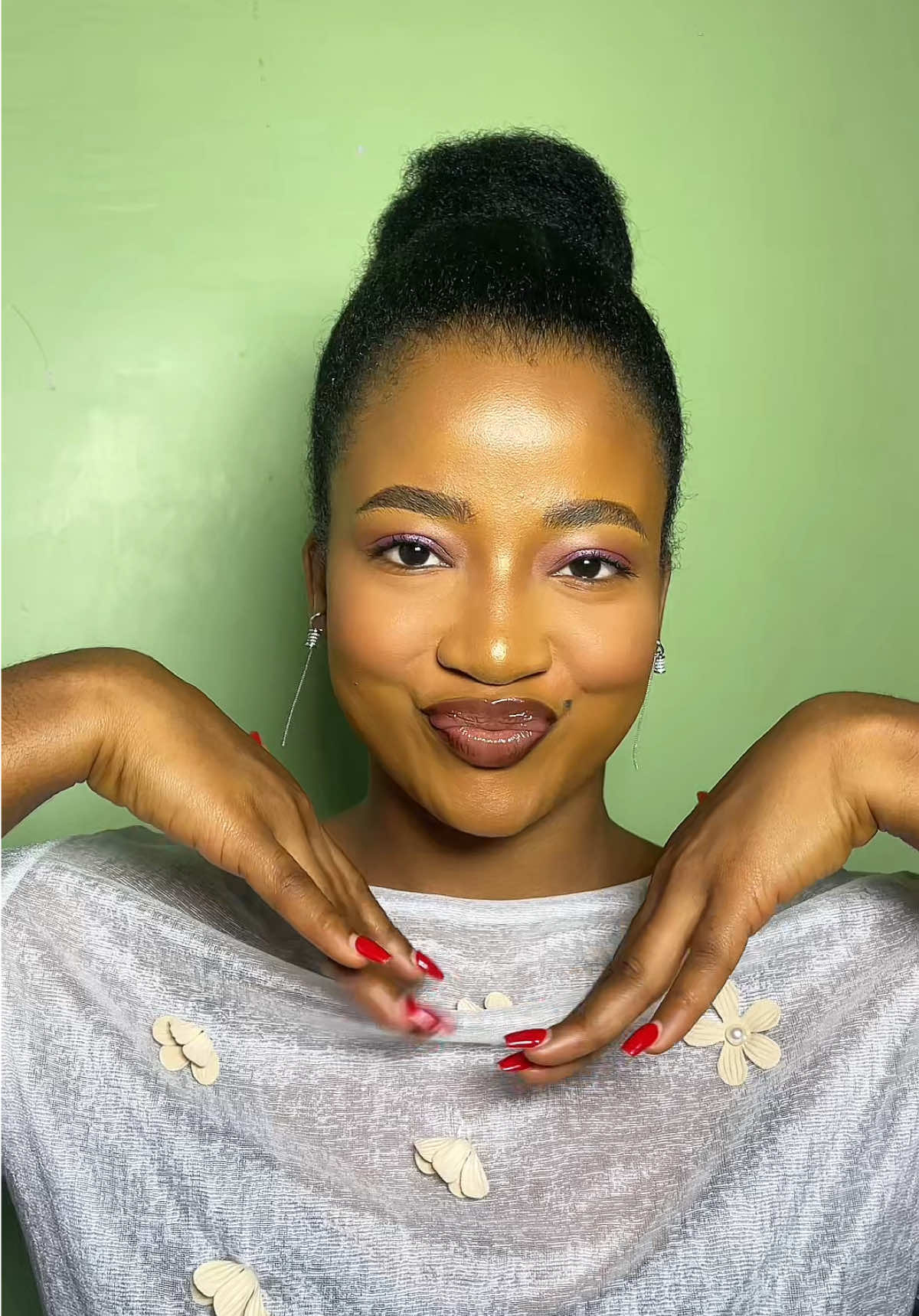 When you can't think of what style to do, just throw your hair in a bun You can never go wrong with it 🤭❤️ #blackgirlmagic #naturalhaircreator #naturalhair #protectivestyles #bunhairstyle 