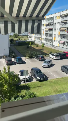 Kaže dobar očuvan vozila ga baba po Austriji 😁 Nedaj bože da joj spadne noga sa kvačila 🤣 #tiktok #fyp #Baba #driver 
