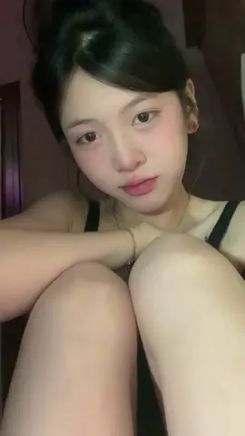 Quỳnh Anh. 1 người chị nổi bật với ngoại hình xinh xắn đáng yêu. bông hồng thứ 2 lên kênh với khả năng đứng quầy chạy order nhanh như máy. chúc chị Quỳnh Anh sức khoẻ 