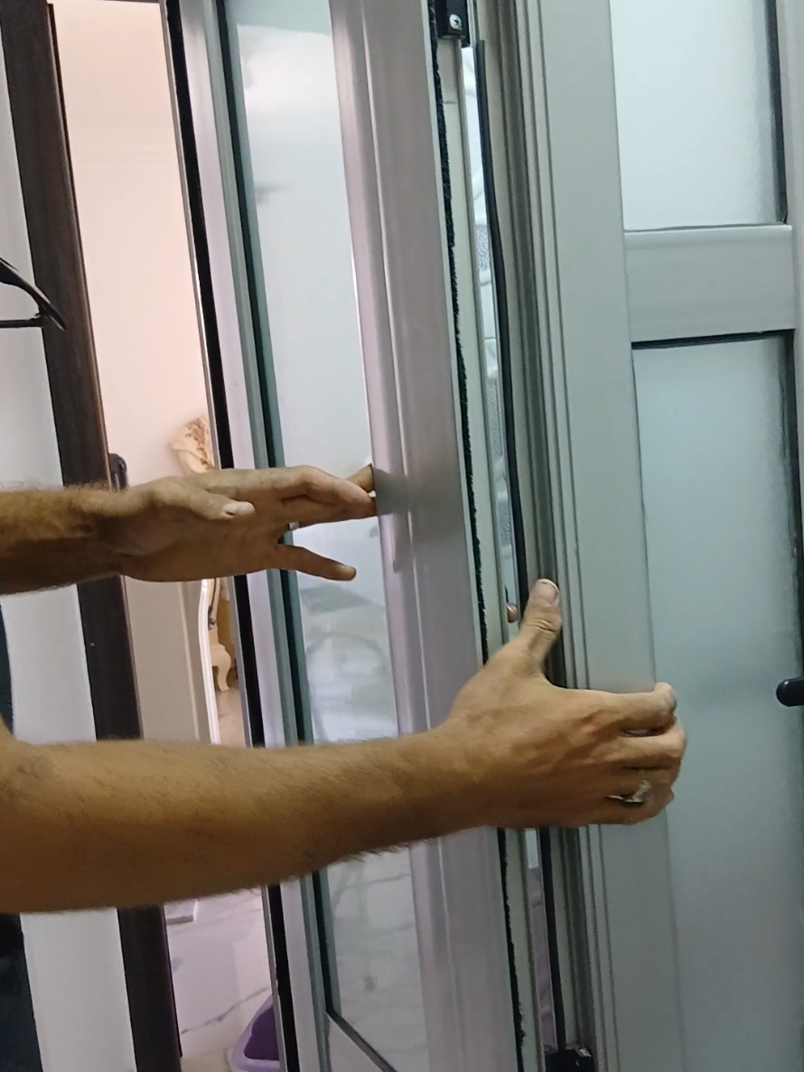 باب حمام منطبق للمسحات الصغيره #الهدي_ميتال أشكال باب حمام جديده #الهدي_ميتال الوميتال #باب #آلومینیوم 