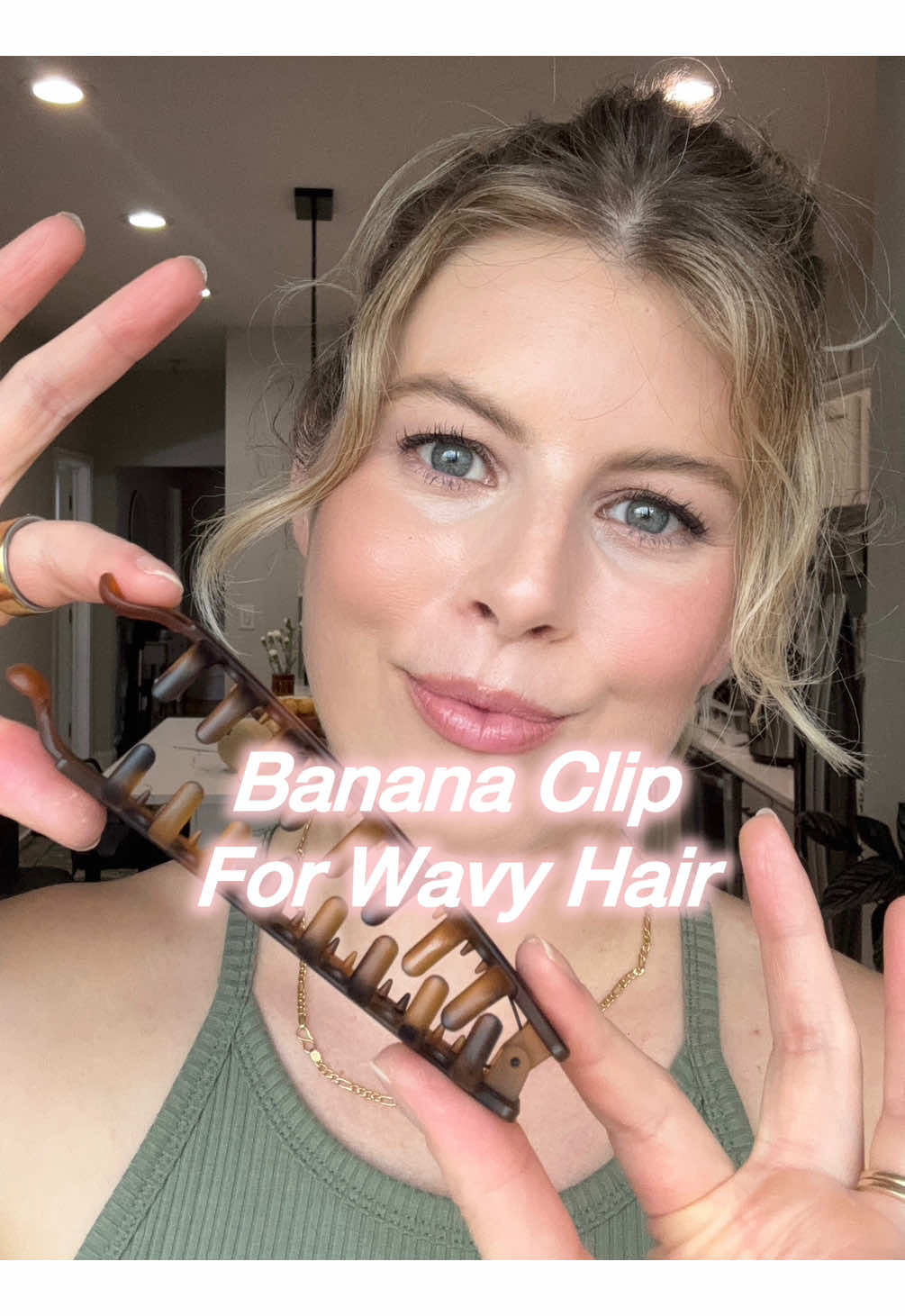 This @Kitsch banana clip works sooo well with my wavy hair.  Pony tails usually flatten or put a bend in my waves--but this doesn't!!  And no, it won't slip out like most flat banana clips #bananaclip #wavyhair #wavyhairstyle #kitsch 