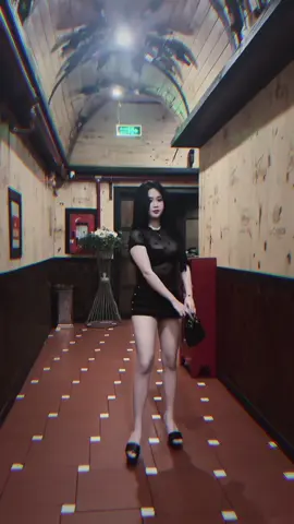 Chỉ khi biết bờ vai ấy dành riêng cho mình em, thì em mới dám yên tâm dựa vào.