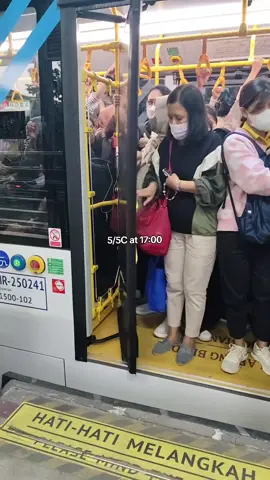 finally got in after an hour waiting 💔 #transjakarta #tj 